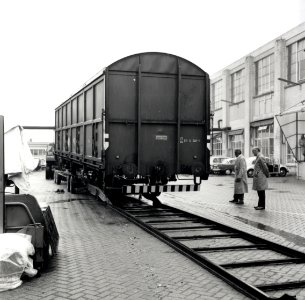 HUA-168032-Afbeelding van het plaatsen van een goederenwagen type Hbis van de N.S. op een oplegger van een vrachtauto ("rolwagenvervoer" of "strassenroller") van de firma Stoof te Breda