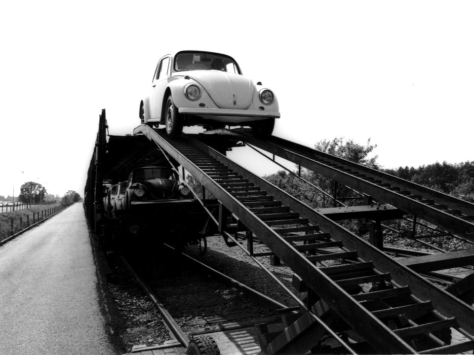 HUA-167491-Afbeelding van het lossen van auto s Volkswagens bij Pon te Leusden