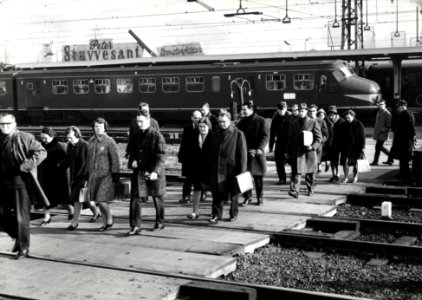 HUA-169222-Afbeelding van bezoekers van de Jaarbeurs te Utrecht die via een tijdelijke uitgang aan de westzijde het station via het dienstoverpad verlaten