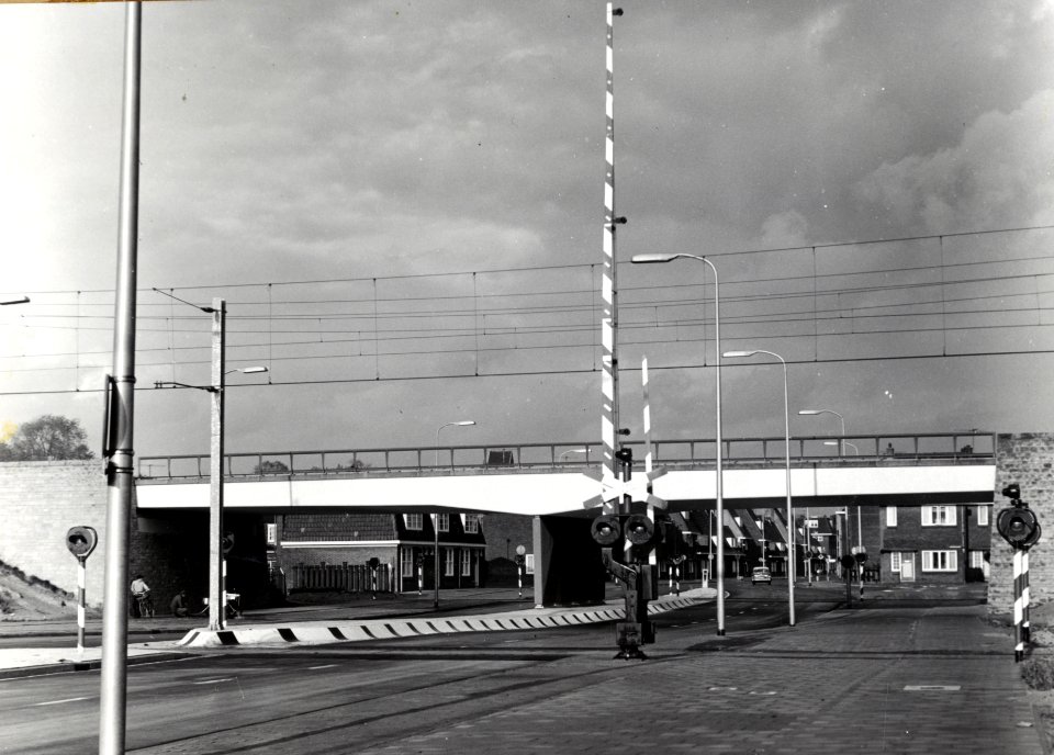HUA-169179-Gezicht op het nieuwe spoorviaduct over de Cartesiusweg - St. Josephlaan te Utrecht, met op de voorgrond de spoorwegovergang in de spooraansluiting naar Werkspoor