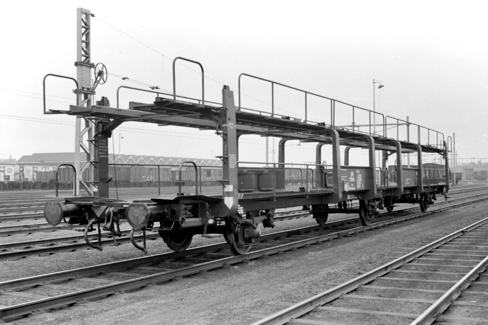HUA-167502-Afbeelding van de dubbeldeks autolaadwagen NS 97004 serie 9700 97019 type Lcs van de NS op get emplacement te Amersfoort