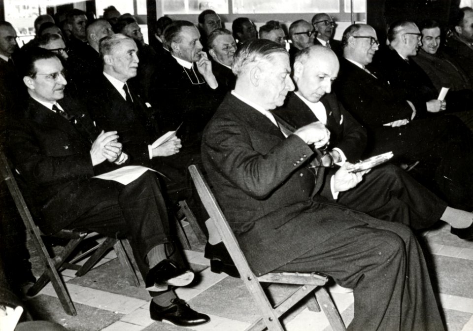 HUA-167896-Afbeelding van de genodigden tijdens de opening van het nieuwe N.S.-station Venlo te Venlo, met rechts vooraan president-directeur dr. ir. F.Q. den Hollander van de N.S