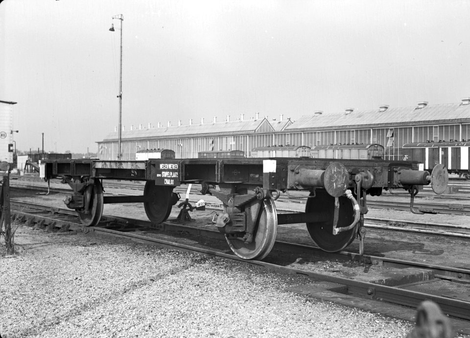 HUA-167488-Afbeelding van de platte wagen van de N.S. (ten behoeve van de Dienst van Weg en Werken - Stapelplaats Crailoo) op het terrein van de wagenwerkplaats van de N.S. te Amersfoort