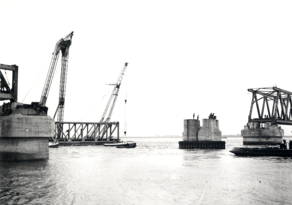 HUA-167926-Afbeelding van het invaren van een nieuw brugdeel (rechts) voor de spoorbrug over het Hollands Diep bij Moerdijk (Moerdijkbrug). Links wordt een oud (tijdelijk) brugdeel afgevoerd