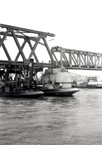 HUA-167941-Afbeelding van het invaren van een nieuw brugdeel voor de spoorbrug over het Hollands Diep bij Moerdijk (Moerdijkbrug)