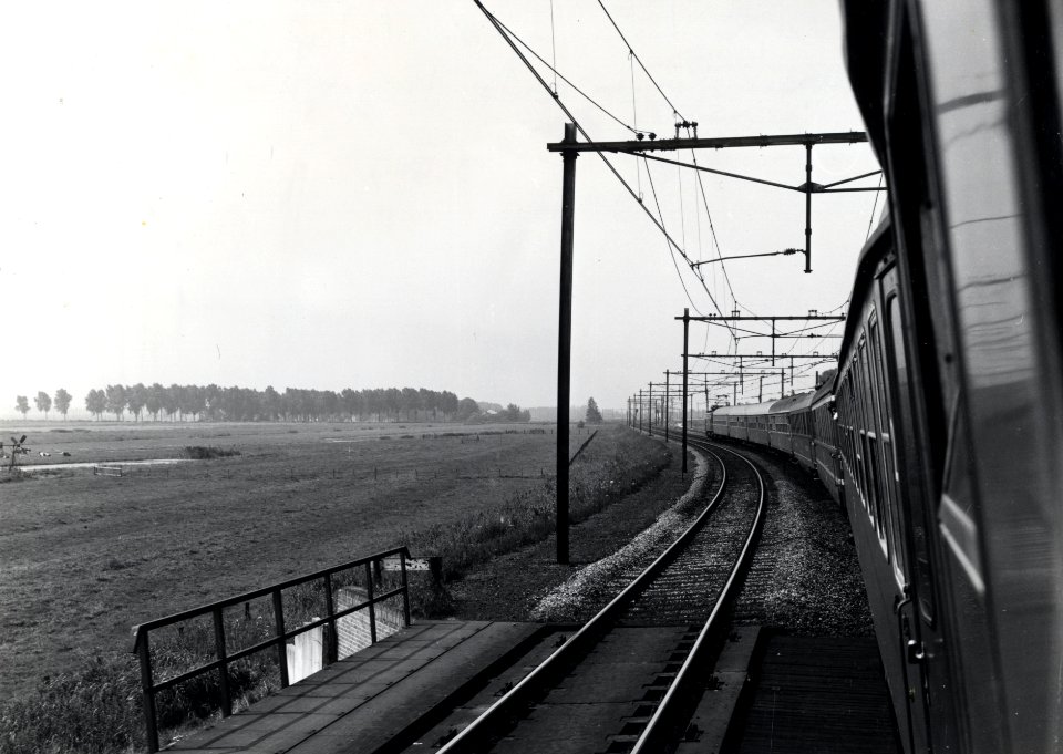 HUA-168854-Gezicht vanuit de Hotelplan Expres op de spoorlijn tussen Gouda en Moordrecht aansluiting