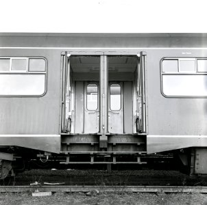 HUA-167714-Afbeelding van de (geopende) klapdeuren van een rijtuig plan W van de N.S. te Amsterdam Zaanstraat