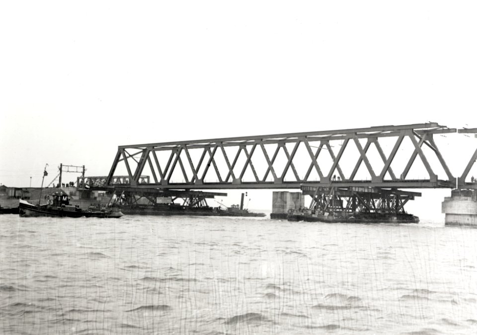 HUA-167929-Afbeelding van het invaren van een nieuw brugdeel voor de spoorbrug over het Hollands Diep bij Moerdijk Moerdijkbrug 