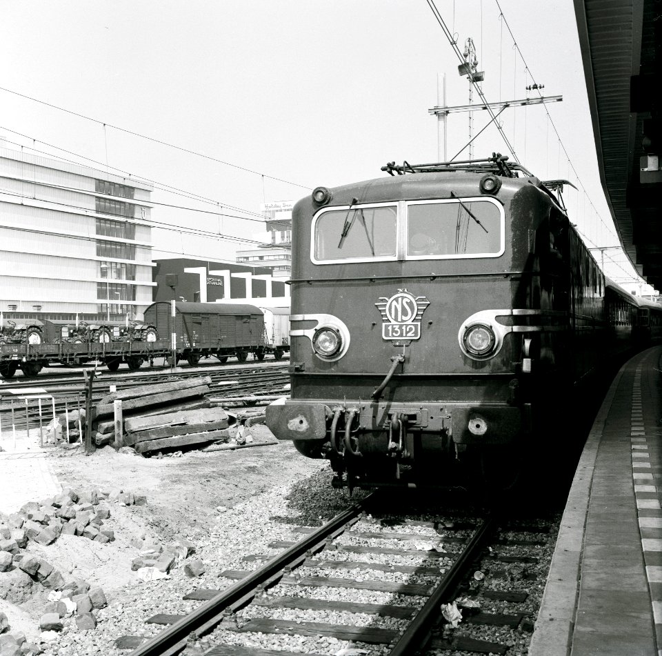 HUA-167710-Afbeelding van de electrische locomotief nr. 1312 (serie 1300) van de N.S. langs een perron van het N.S.-station Utrecht C.S. te Utrecht