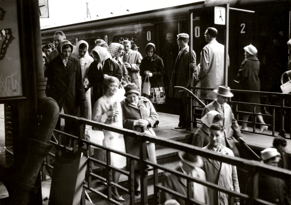 HUA-168819-Afbeelding van een gezelschap op de perrontrap van het N.S.-station Amsterdam C.S. te Amsterdam, bij een extra trein ter gelegenheid van het 75-jarig jubileum van Albert Heijn