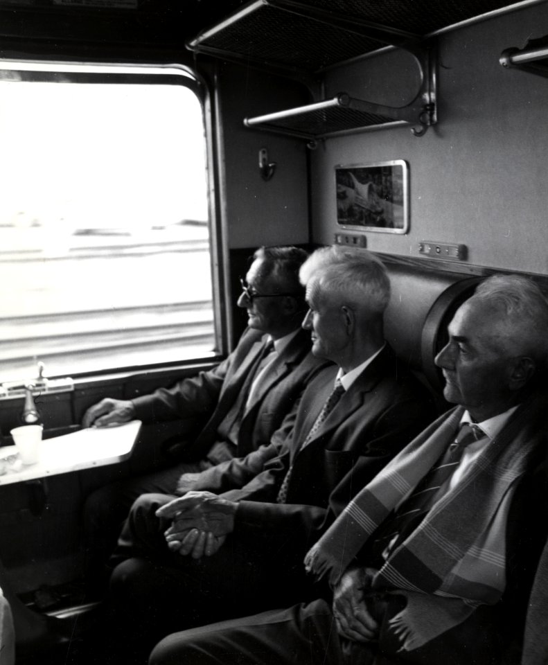 HUA-168832-Afbeelding van een groep bejaarden in een coupé van een rijtuig plan D van de NS tijdens de reis Ouden van Dagen van Warmenhuizen naar Harderwijk