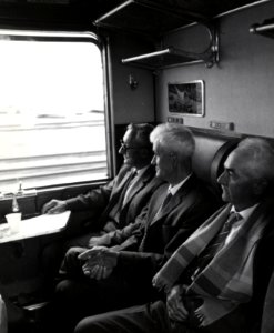 HUA-168832-Afbeelding van een groep bejaarden in een coupé van een rijtuig plan D van de NS tijdens de reis Ouden van Dagen van Warmenhuizen naar Harderwijk