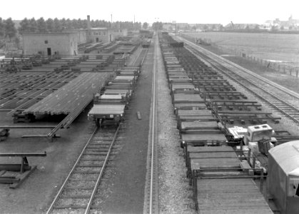 HUA-167646-Gezicht op de stapelplaats van de Spoorstaaflasinrichting (SLI) van de N.S. aan de Cartesiusweg te Utrecht
