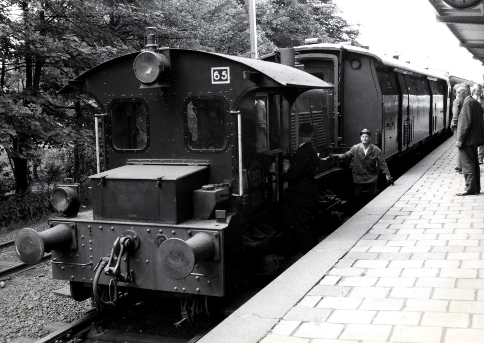 HUA-168823-Afbeelding van het aankoppelen van de locomotor nr 263 serie 200 300 van de NS voor de extra trein voor de reis van Ouden van Dagen op het NS station 