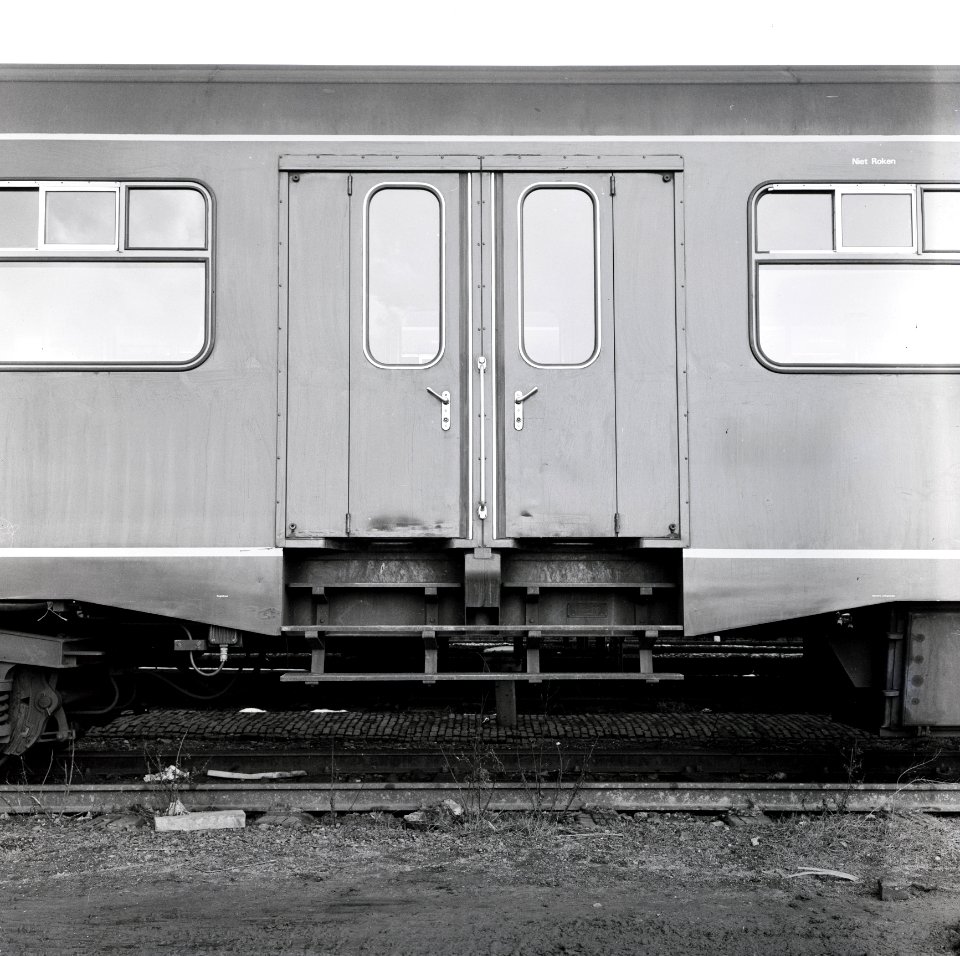 HUA-167720-Afbeelding van de klapdeuren van een rijtuig plan W van de NS te Amsterdam Zaanstraat