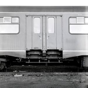 HUA-167720-Afbeelding van de klapdeuren van een rijtuig plan W van de NS te Amsterdam Zaanstraat