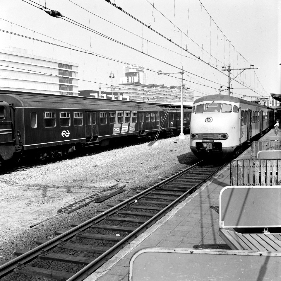 HUA-167711-Afbeelding van een electrisch treinstel plan V (mat. 1964) van de N.S. langs een perron van het N.S.-station Utrecht C.S. te Utrecht, met rechts een rijtuig plan W