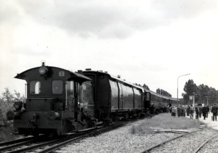 HUA-168820-Afbeelding van locomotor nr. 263 (serie 200-300) van de N.S. met een extra trein voor de reis van "Ouden van Dagen" te Harderwijk Haven
