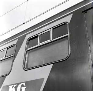 HUA-167722-Afbeelding van een raam met schuifvenster van een rijtuig plan W van de N.S. te Amsterdam Zaanstraat