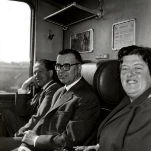 HUA-168814-Afbeelding van enkele personen in een coupé van een trein tijdens een reis voor Publieke Werken 