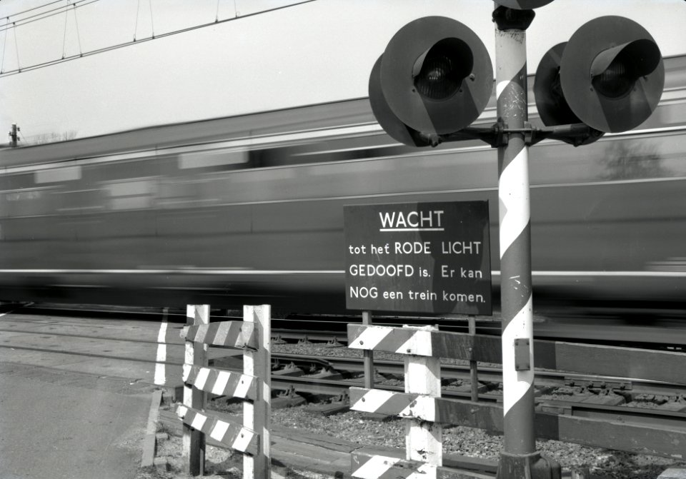 HUA-167630-Afbeelding van het bord Wacht tot het rode licht gedoofd is Er kan nog een trein komen bij de spoorwegovergang in de spoorlijn Utrecht Amersfoort in d