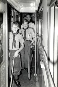HUA-168020-Afbeelding van het vervoer van een groep invalide padvinders per trein te Amsterdam