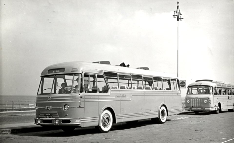 HUA-168019-Afbeelding van de Europabus van de NBM van Amsterdam naar Basel te Scheveningen