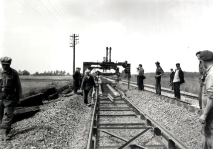HUA-167972-Afbeelding van het leggen van stukken spoor met betonnen dwarsliggers door wegwerkers van de N.S. in de spoorlijn tussen Helmond en Venlo