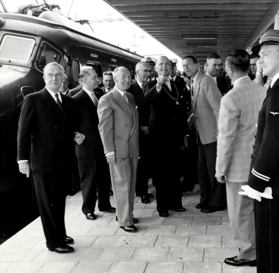 HUA-167906-Afbeelding van de ontvangst van de directie van de NS door burgemeester mr GD Rehorst van Den Helder ter gelegenheid van de electrificatie van de spoo