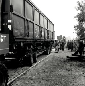 HUA-168028-Afbeelding van het transport van een goederenwagen type Hbis van de N.S. per vrachtauto ("rolwagenvervoer" of "strassenroller") door de firma Stoof te Breda