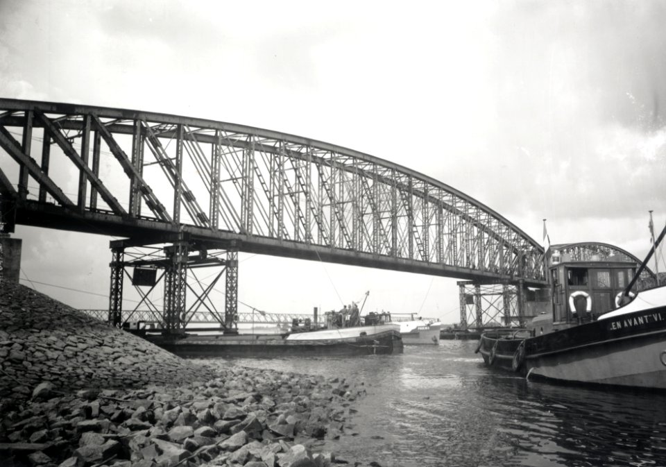 HUA-167988-Afbeelding van het uitvaren van een oud brugdeel van de spoorbrug over het Hollands Diep (Moerdijkbrug) bij Moerdijk. Op achtergrond de verkeersbrug