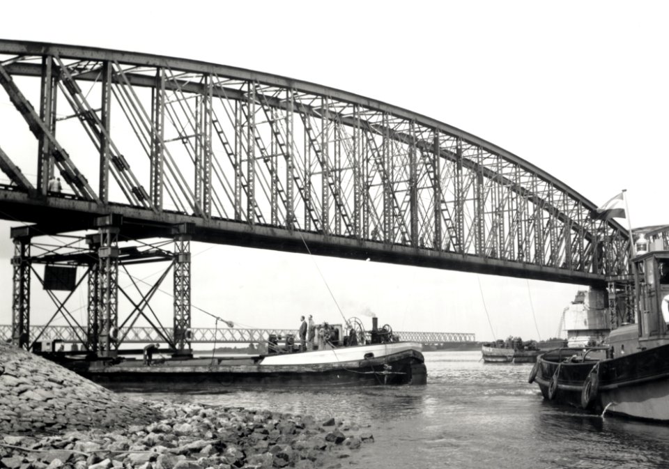 HUA-167981-Afbeelding van het uitvaren van een oud brugdeel van de spoorbrug over het Hollands Diep Moerdijkbrug bij Moerdijk