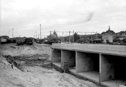 HUA-168612-Gezicht op de in aanbouw zijnde tunnel (Prinses Irenetunnel) onder het spoor in de Westlandseweg te Delft
