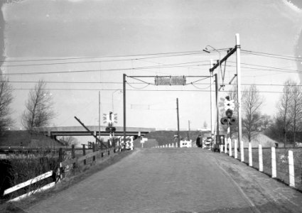 HUA-167616-Gezicht op een met AKI's beveiligde spoorwegovergang bij Nootdorp photo