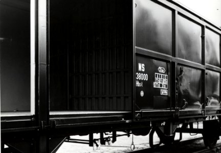 HUA-168371-Detail van de schuifwandwagen NS 38000 (serie38000-38499, type Hbs-t) van de N.S. bij Werkspoor te Utrecht
