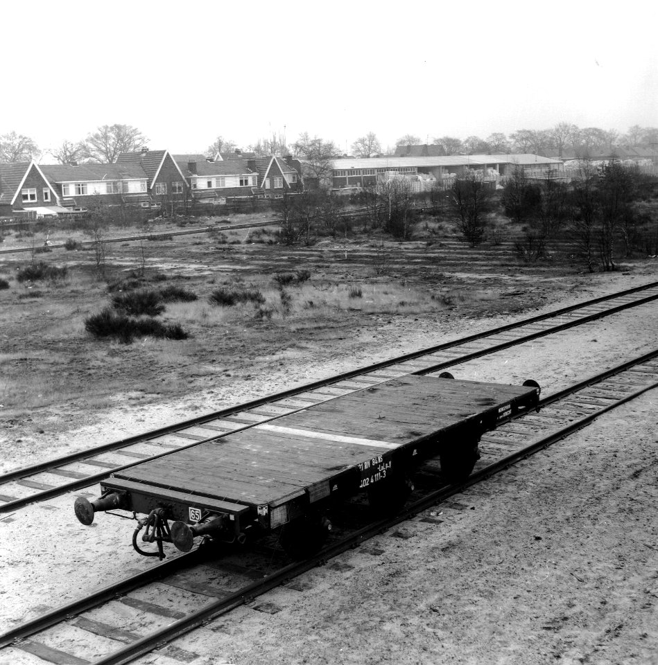 HUA-167471-Afbeelding van de platte wagen 2184 402 4 111 3 type LaLp y van de NS voor vervoer ten behoeve van Werkspoor Utrecht op het terrein van de Hoofdwerkpl