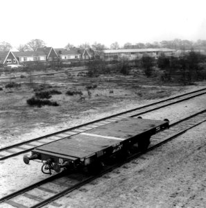 HUA-167471-Afbeelding van de platte wagen 2184 402 4 111 3 type LaLp y van de NS voor vervoer ten behoeve van Werkspoor Utrecht op het terrein van de Hoofdwerkpl