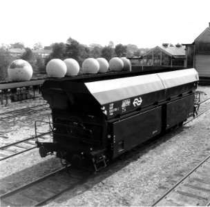 HUA-167463-Afbeelding van de open zelflosser 3184 696 0 158-3 (type Fads, serie 3184 696 0 000-050, 100-297) van de N.S. op het terrein van de Hoofdwerkplaats (wagenwerkplaats) te Amersfoort