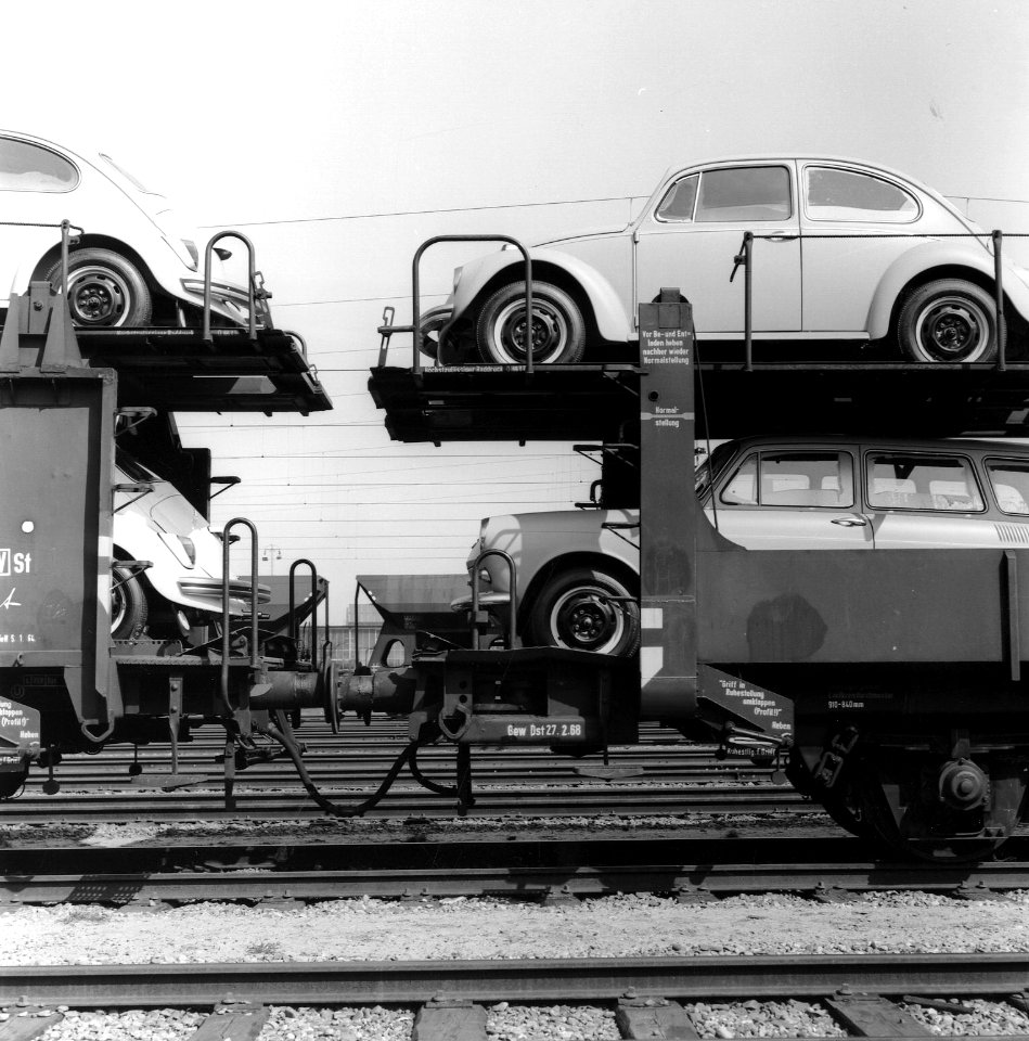 HUA-167468-Afbeelding van dubbeldekwagen autotrailers voor het vervoer van auto s Volkswagens per trein op het emplacement te Amersfoort
