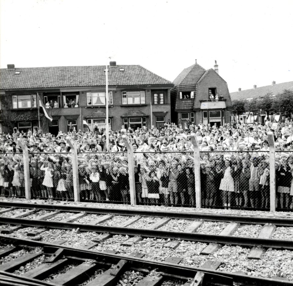 HUA-167905-Afbeelding van de ontvangst van de feesttrein door de kinderen van Den Helder, ter gelegenheid van de electrificatie van de spoorlijn Alkmaar - Den Helder en de opening van het nieuwe station te Den H