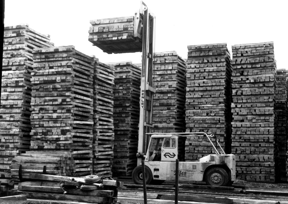 HUA-167657-Afbeelding van een heftruck bij de houtopslag van het Houtbereidingsbedrijf van de N.S. (HBI) te Dordrecht