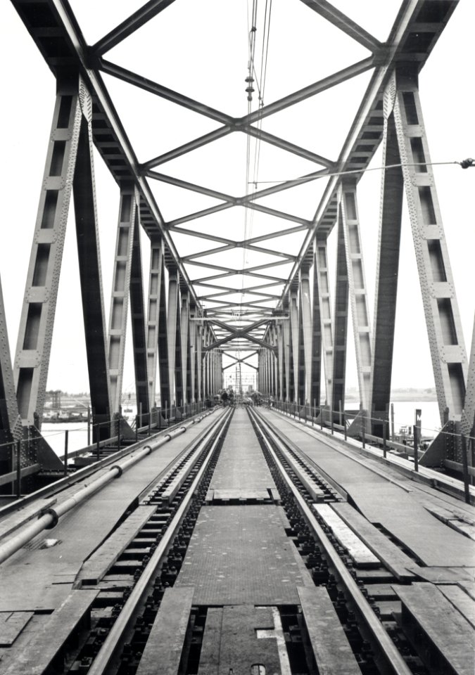 HUA-167920-Gezicht in de spoorbrug over het Hollands Diep bij Moerdijk Moerdijkbrug 