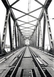 HUA-167920-Gezicht in de spoorbrug over het Hollands Diep bij Moerdijk Moerdijkbrug 