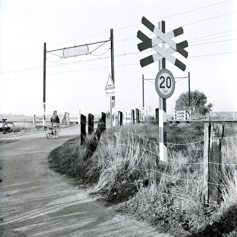 HUA-167642-Gezicht op de onbewaakte spoorwegovergang in de Weg in de Maten bij Soestdijk (gemeente Soest, lijn Baarn-Amersfoort)