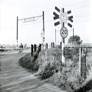 HUA-167642-Gezicht op de onbewaakte spoorwegovergang in de Weg in de Maten bij Soestdijk (gemeente Soest, lijn Baarn-Amersfoort)
