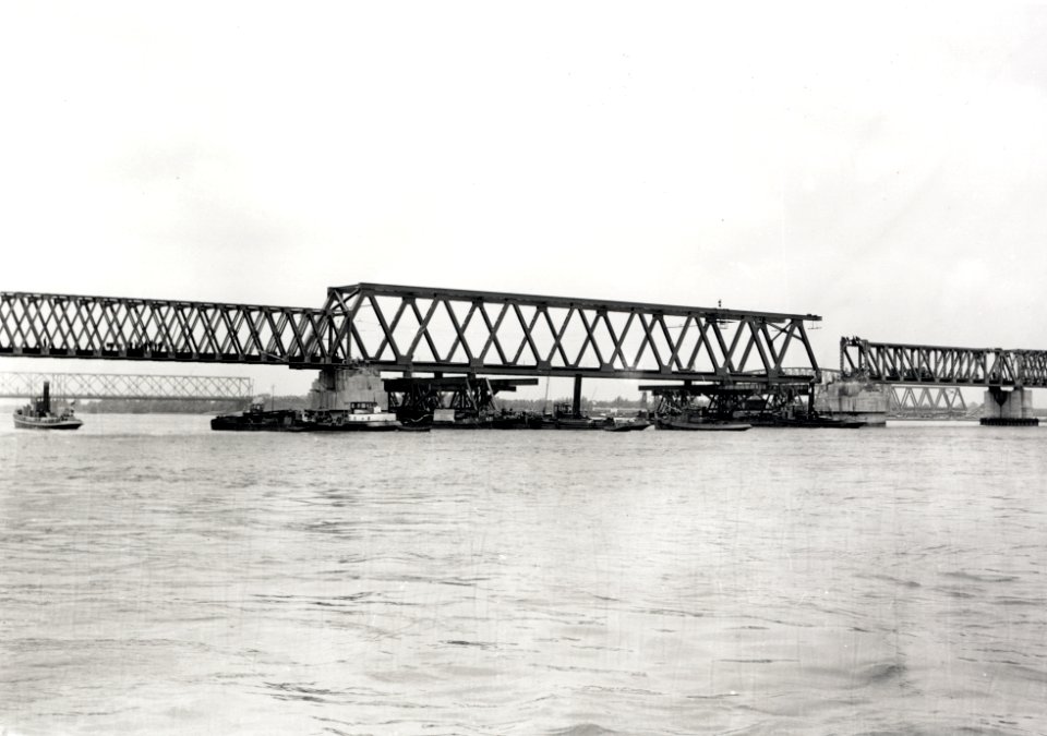 HUA-167940-Afbeelding van het invaren van een nieuw brugdeel voor de spoorbrug over het Hollands Diep bij Moerdijk (Moerdijkbrug)