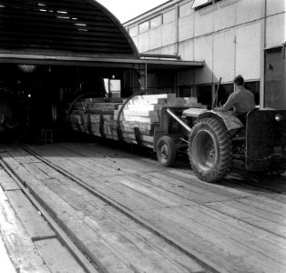 HUA-167673-Afbeelding van het inrijden van onbehandelde dwarsliggers in de autoclaven op het terrein van het Houtbereidingsbedrijf van de N.S. (HBI) te Dordrecht. N.B. In een autoclaaf worden onder vacuümdruk dw
