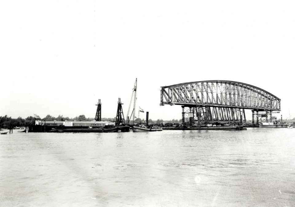 HUA-167932-Afbeelding van een uitgevaren brugdeel van de spoorbrug over het Hollands Diep te Moerdijk (Moerdijkbrug)