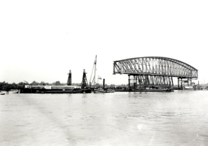 HUA-167932-Afbeelding van een uitgevaren brugdeel van de spoorbrug over het Hollands Diep te Moerdijk (Moerdijkbrug)