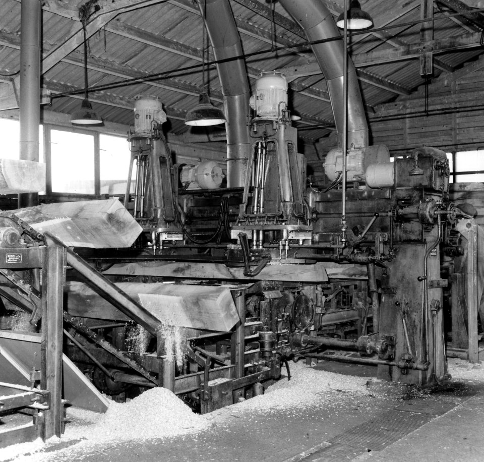 HUA-167667-Afbeelding van de machine voor het zagen frezen en boren van dwarsliggers in het Houtbereidingsbedrijf van de NS HBI te Dordrecht